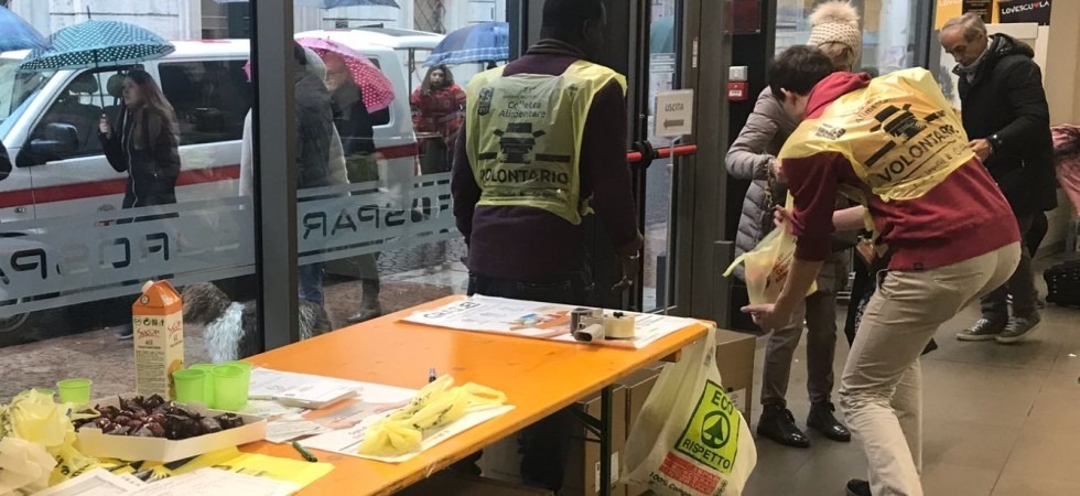 Colletta alimentare, al lavoro migliaia di volontari, Porro: "La gente sta donando con il cuore"